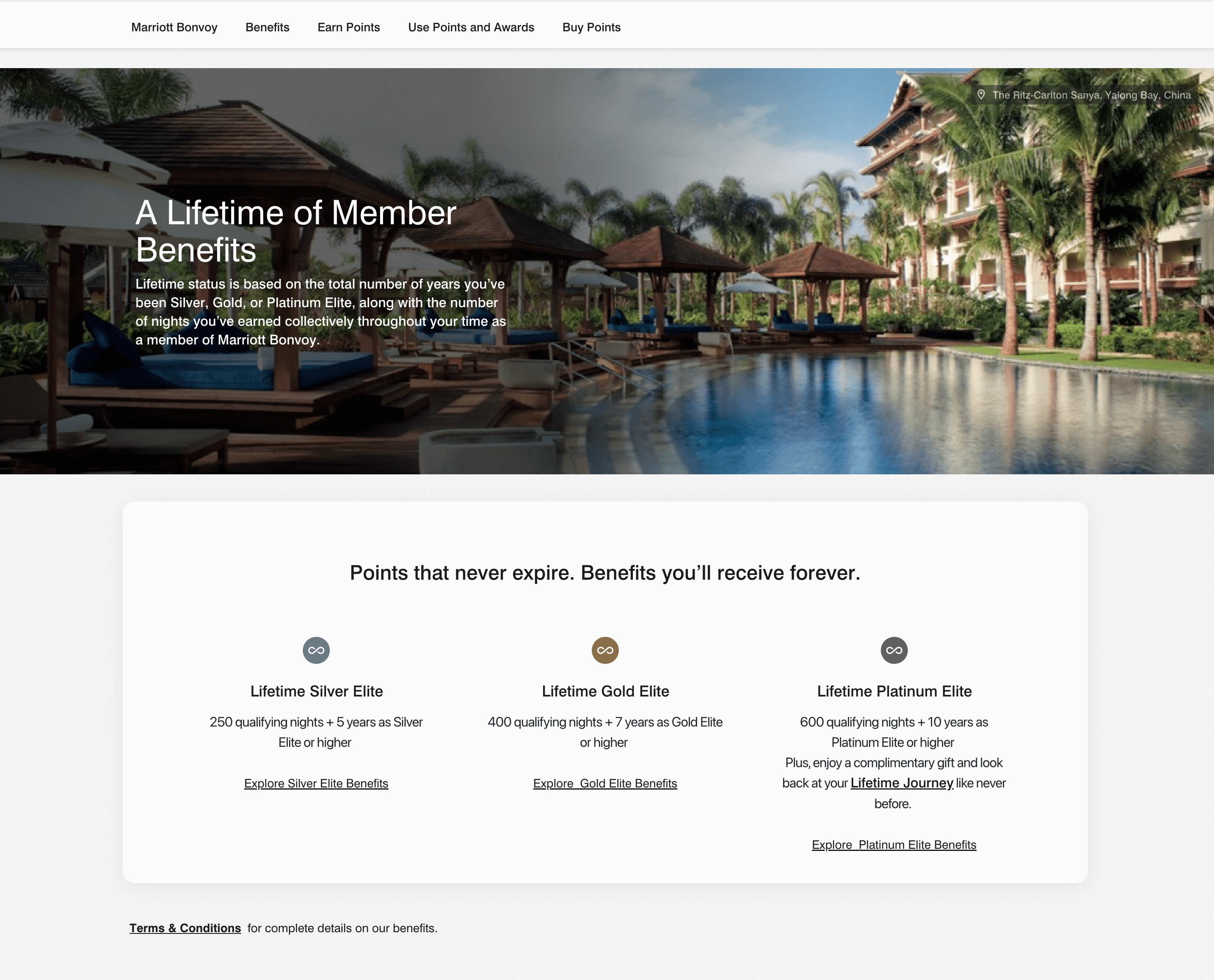 7 Ejemplos de programas VIP: una captura de pantalla de la página Membresía de por vida en el panel de Marriott Bonvoy Rewards. Hay una imagen de banner de una piscina en su hotel de Yalong Bay, China, con el texto "A Lifetime of Member Benefits". Luego, la página explica los detalles de las tres membresías de por vida: Lifetime Silver Elite, Lifetime Gold Elite y Lifetime Platinum Elite.