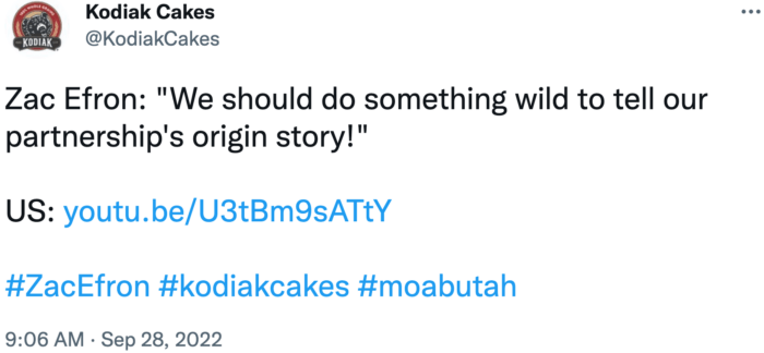 Cuplikan layar tweet Kodiak Cakes membagikan video yang menunjukkan kemitraan Zac Efron dengan merek tersebut. Tagar dengan tweet ini termasuk #zacefron dan #kodiakcakes.