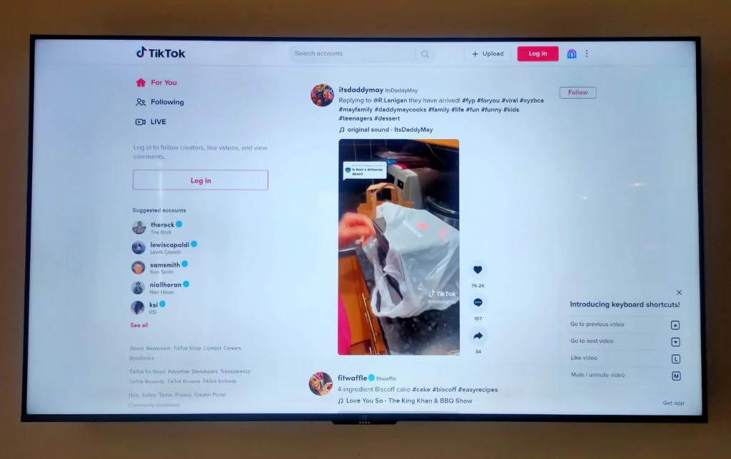 Tiktok auf digitalen Bildschirmen