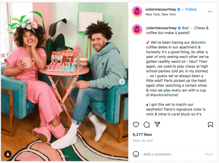 Social Media Influencer @colormecourtney spielt Schach und trinkt Dunkin's Kaffee.