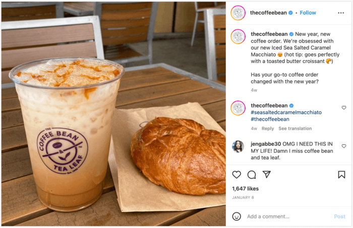 クロワッサンとアイスコーヒーを紹介する The Coffee Bean and Tea Leaf からの食欲をそそる Instagram 投稿。この投稿に付随するキャプションは、コーヒーの注文が新年に変わったかどうかを尋ねています.ブランドのフォロワーからの回答は、ソーシャル メディアの成功を測る主要な指標であるエンゲージメント率の向上に貢献します。