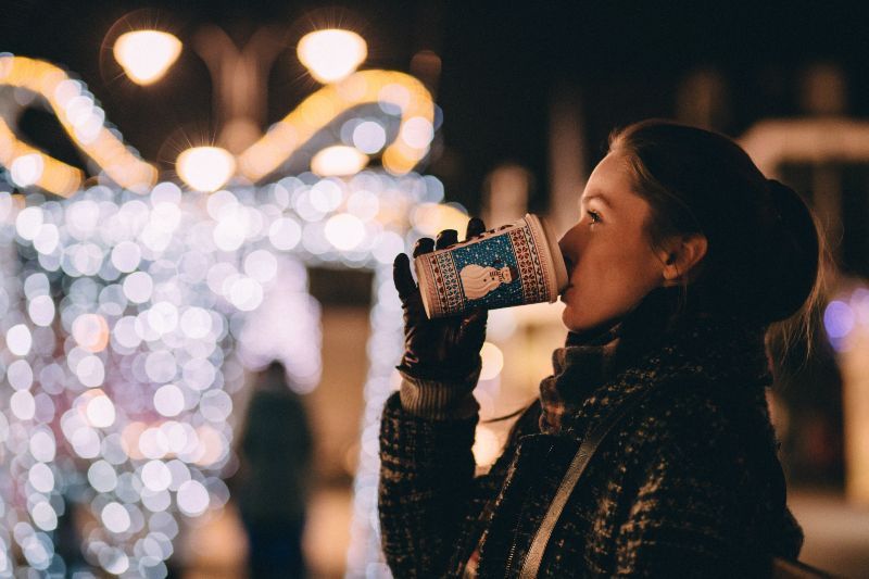 donna che beve caffè durante una passeggiata in vacanza