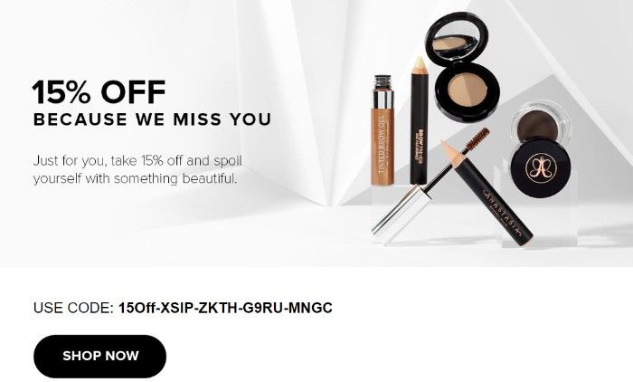 Anastasia Beverly Hills 的第二封贏回郵件正文截圖：15% Off Because We Miss You。專為您而設，享受 15% 的折扣，用美麗的東西寵愛自己。在文本下方，有一個折扣代碼和一個立即購買的 CTA。