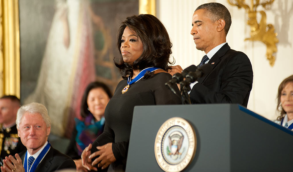 Oprah odbiera medal i nagrodę od Baracka Obamy