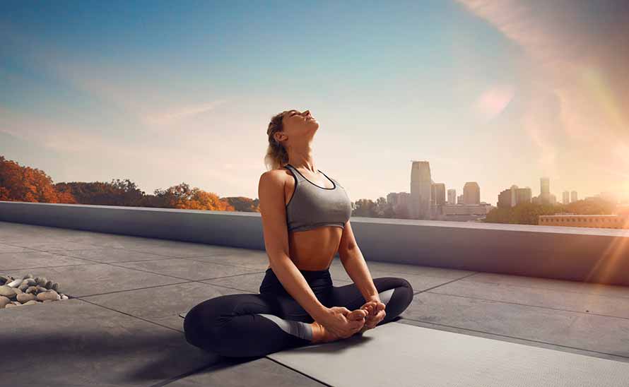 Equipo de yoga, clases en línea y una membresía