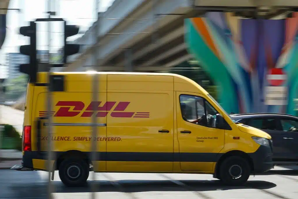 DHL 배송 밴