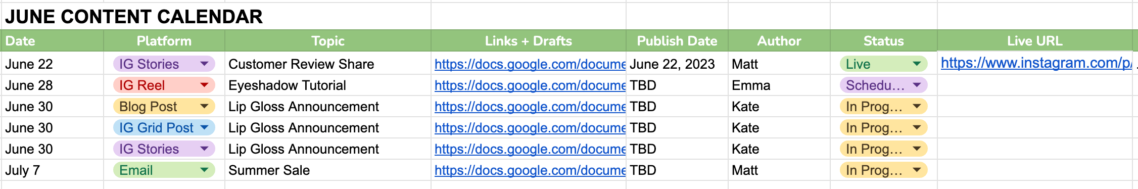 Скриншот из примера календаря контента в Google Sheets для косметического бренда. Он называется «Календарь контента на июнь» и состоит из 8 столбцов: дата, платформа, тема, ссылки и черновики, дата публикации, автор, статус и действующий URL-адрес. Он показывает 6 записей для фрагментов образца контента, для каждого из которых заполнены все столбцы.