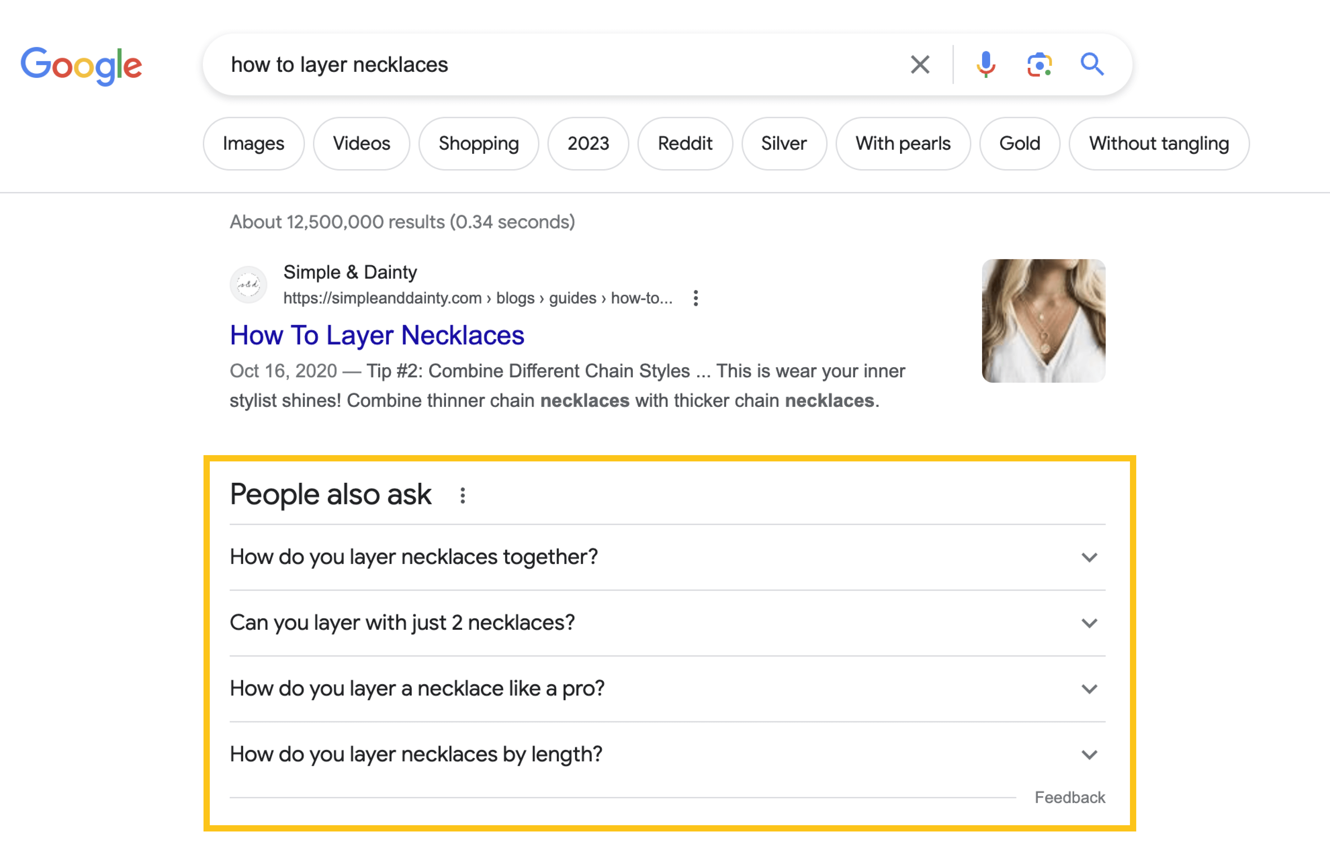Скриншот страницы результатов Google по поисковому запросу: как наслаивать ожерелья. Раздел «Люди также спрашивают» выделен желтым прямоугольником. В этом разделе представлены следующие вопросы: как накладывать ожерелья друг на друга, можно ли наслаивать всего 2 ожерелья, как накладывать ожерелье, как профессионал, и как накладывать ожерелья по длине?