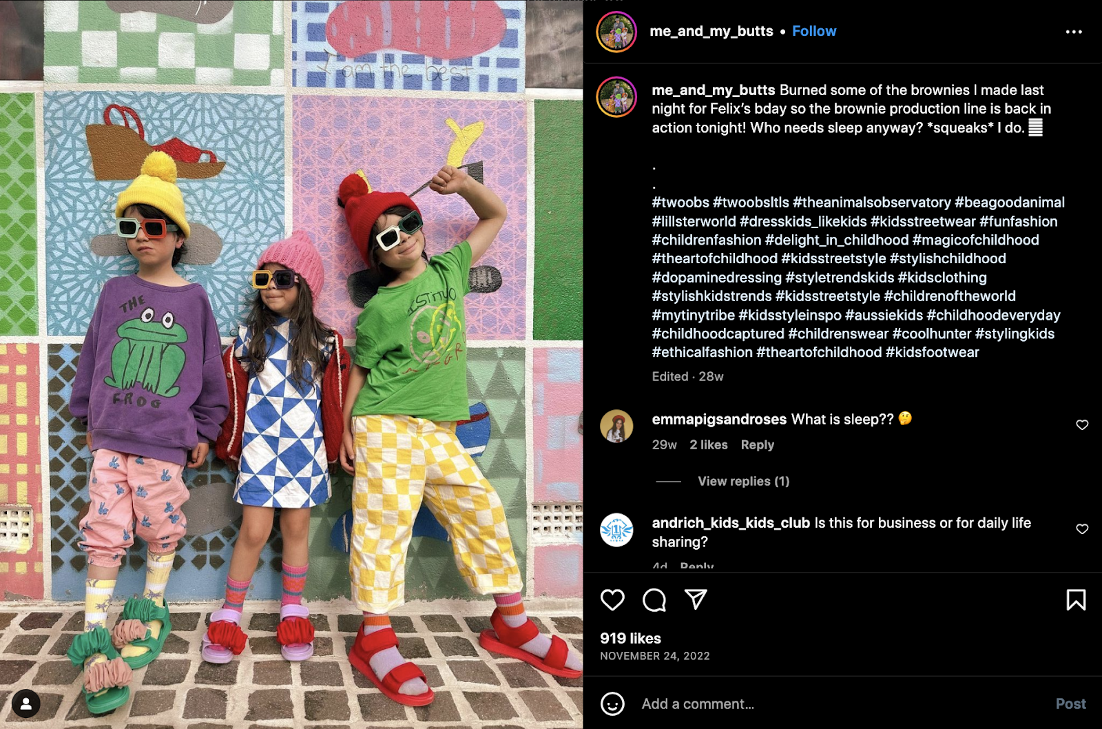 Tiga anak berpakaian warna dan corak cerah berdiri di depan dinding berwarna cerah dan bermotif di postingan Instagram ini.