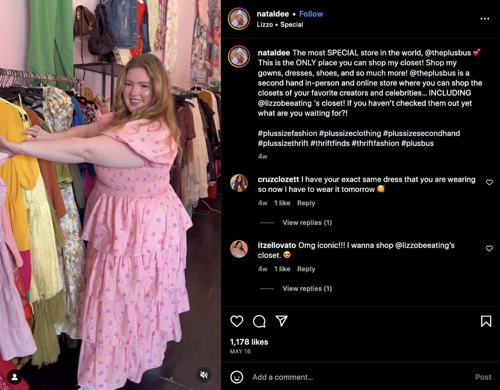 A influenciadora do Instagram, Natalie, sorri para a câmera enquanto examina uma arara de vestidos em uma loja de roupas plus size de segunda mão.