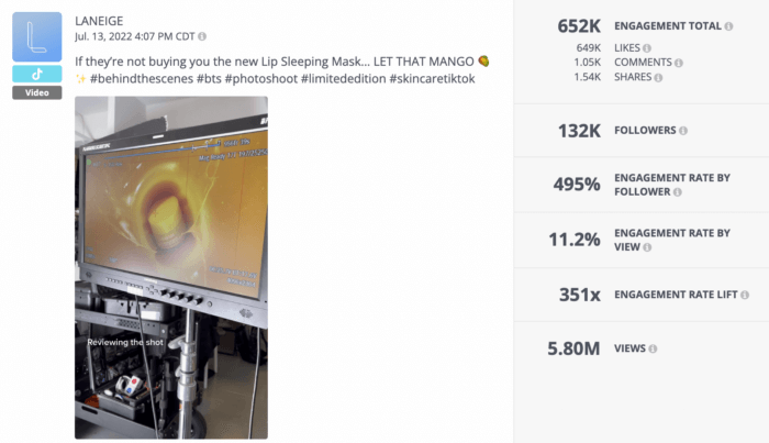 Analisis Rival IQ dari video TikTok dari merek kecantikan LANEIGE. Video tersebut membawa pengikut ke belakang layar dengan memperlihatkan monitor pada pemotretan yang menampilkan masker bibir yang diteteskan ke dalam cairan kuning.