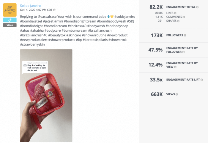 Video dari merek kecantikan teratas di TikTok Sol de Janeiro yang menampilkan tangan memegang sekantong produk. Video tersebut menggunakan fitur reply untuk berinteraksi dengan followers yang bertanya di kolom komentar.