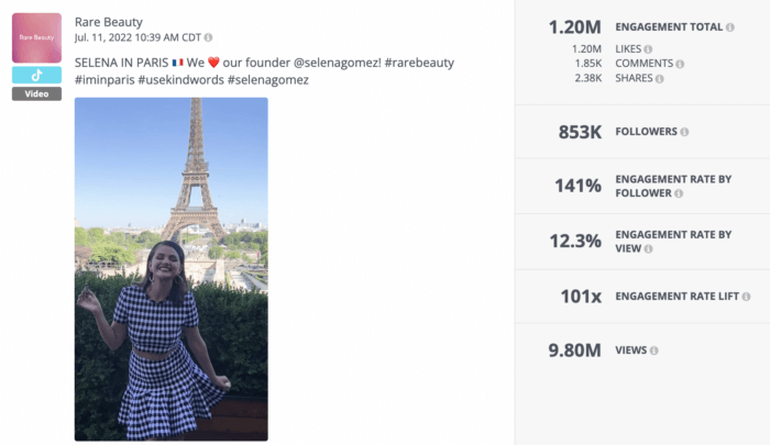 Une analyse Rival IQ de la vidéo TikTok la plus engageante de Rare Beauty en 2022, qui met en vedette la fondatrice de la marque Selena Gomez qui se tient devant la Tour Eiffel à Paris, en France.