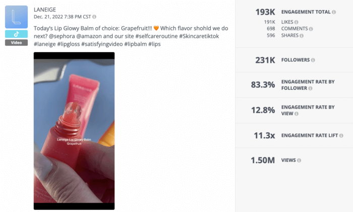 Une analyse d'une vidéo TikTok la plus performante de la marque de beauté LANIEGE qui tire parti du brillant à lèvres hashtag engageant. La vidéo montre une main serrant l'un des baumes à lèvres de la marque.