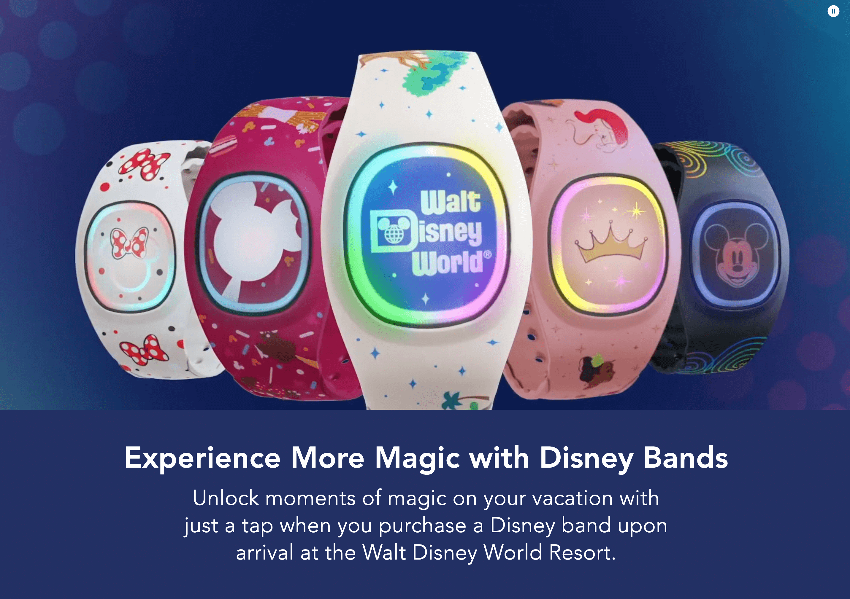 Ein Screenshot von der Disney-Website, auf der die Disney-Bands erklärt werden. Es gibt ein Bild von fünf bunten Uhrenarmbändern, die mit Symbolen wie den Mickey- und Minnie-Mouse-Ohren, einer Krone und dem Walt-Disney-World-Logo verziert sind. Unter dem Bild befindet sich Text: Erleben Sie mehr Magie mit Disney-Bands. Schalten Sie mit nur einem Fingertipp magische Momente in Ihrem Urlaub frei, wenn Sie bei Ihrer Ankunft im Walt Disney World Resort eine Disney-Band kaufen.