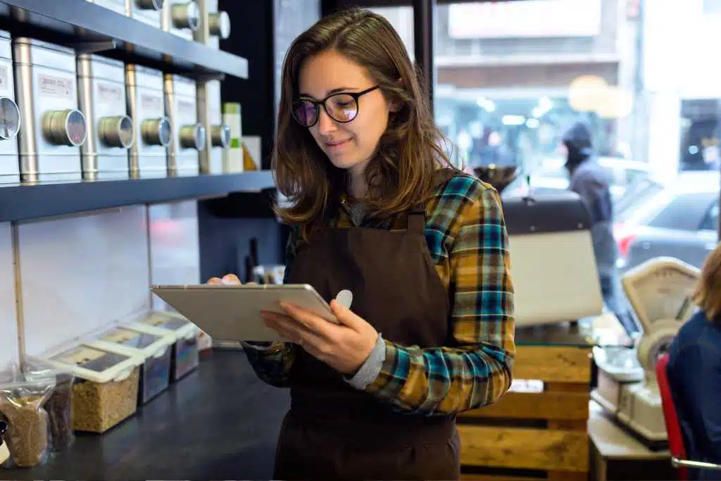 Vendedora fazendo inventário em uma loja de café de varejo