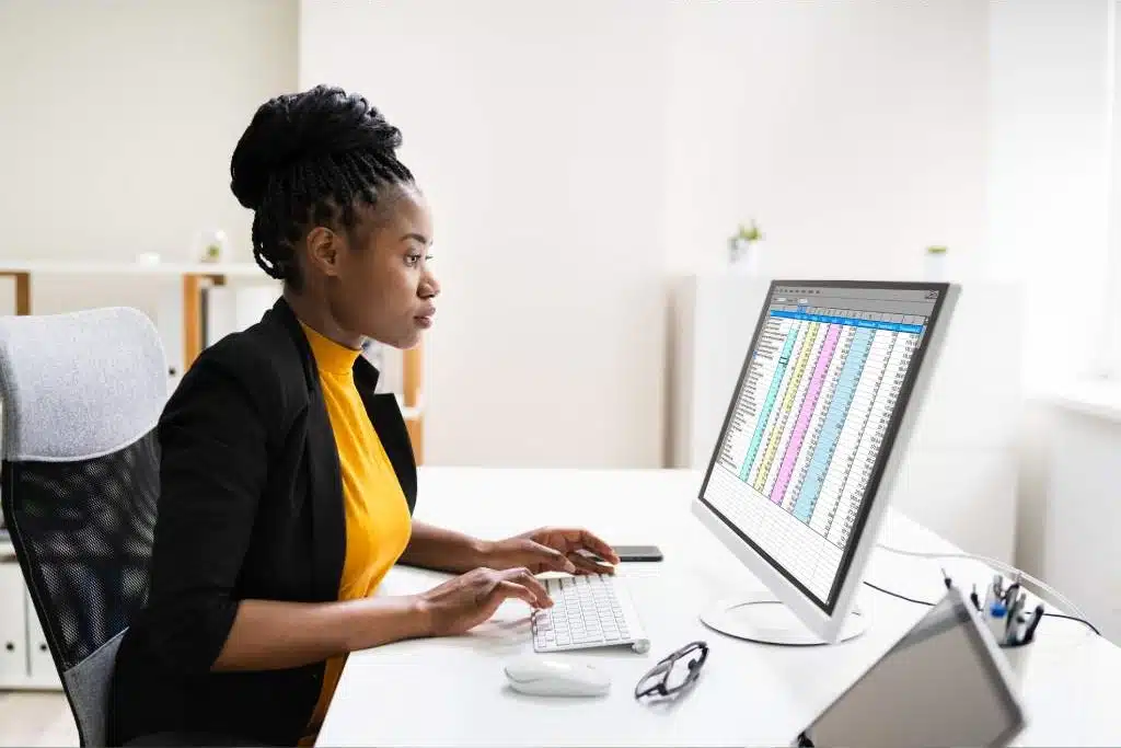 Femme prévoyant la demande en fonction des niveaux de stock