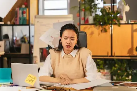 femme-frustrée-assise-au-bureau