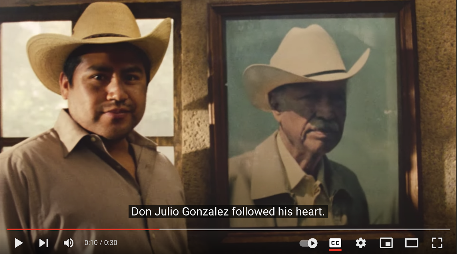 Captură de ecran a reclamei tradiționale de marketing reutilizată ca videoclip YouTube. Un bărbat care poartă o pălărie de cowboy stă lângă fotografia înrămată a lui Don Julio (omonim brandului) purtând o pălărie de cowboy.