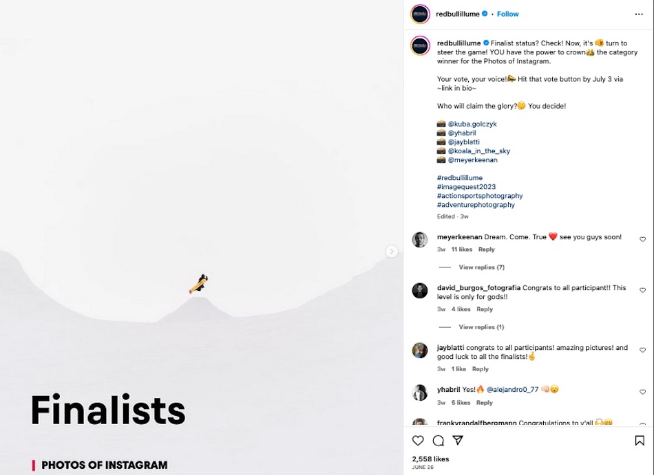 Red Bull publikuje zdjęcie finalisty na desce snowboardowej z konkursu fotograficznego Red Bull Illume na Instagramie, prosząc użytkowników o głosowanie w konkursie.