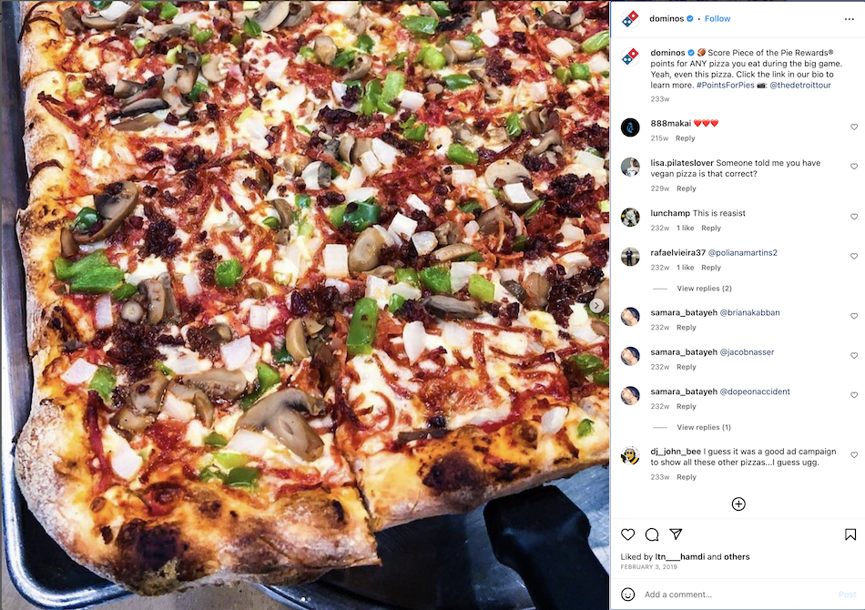 A postagem no Instagram mostra um close-up de uma torta de pizza para atrair os usuários para a campanha de gamificação da peça Dominos da torta