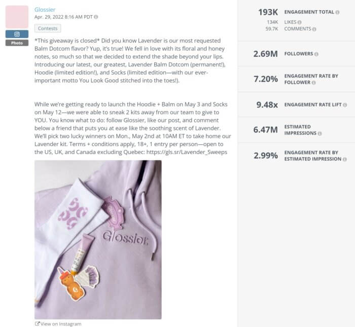 Dieser Giveaway-Beitrag von Glossier, einer weiteren Top-Beauty-Marke auf Instagram, kündigt die Einführung ihres Lippenbalsams mit Lavendelgeschmack sowie einer limitierten Auflage von Lavendel-Hoodies und -Socken an. Das Foto gibt den Followern einen ersten Blick auf die Leckereien und macht sie dadurch noch begehrenswerter.