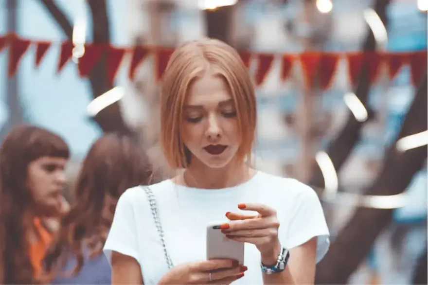 ragazza che guarda lo schermo del telefono