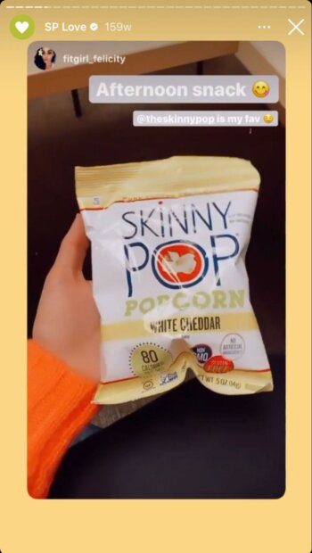 L'amato marchio di popcorn Skinny Pop ripubblica la storia di un utente in cui tiene in mano un pacchetto di snack salutari, condividendo il suo amore per il prodotto.