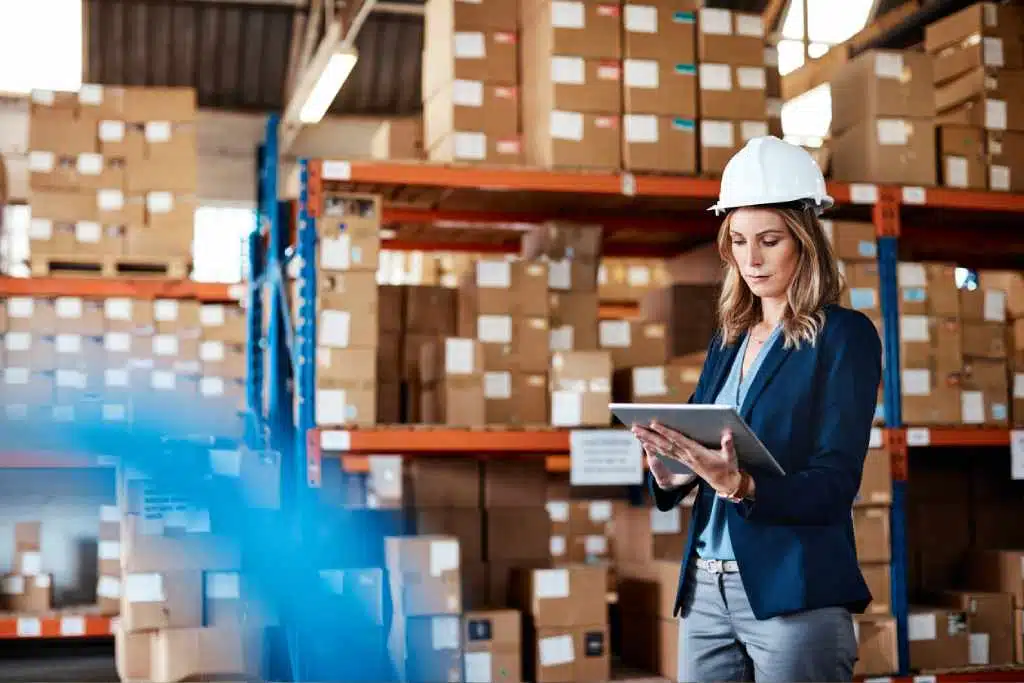 Femme vérifiant le stock de commerce électronique sur tablette