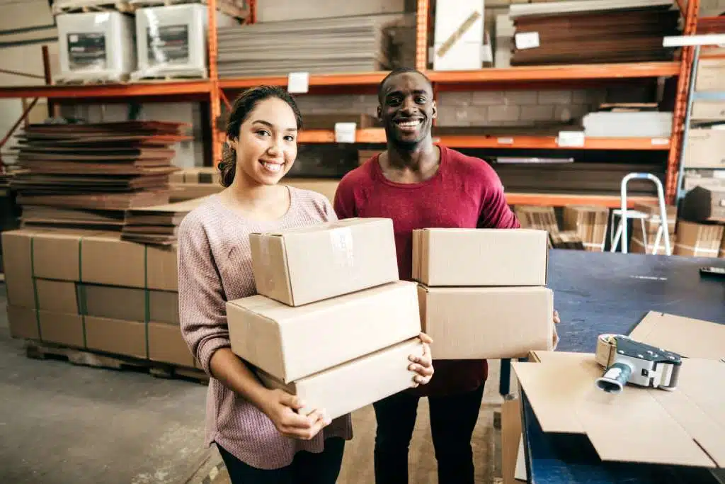 Kollegen verpacken Bestellungen im Lager