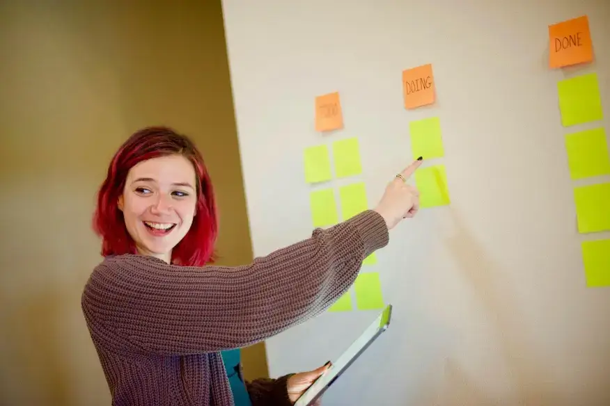 Frau-zeigt-auf-Whiteboard