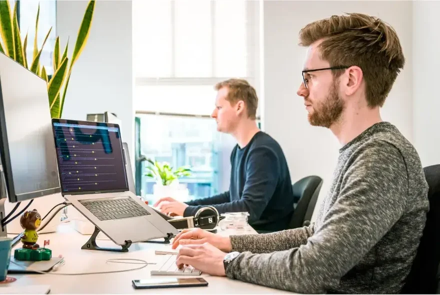 dois homens trabalhando no escritório