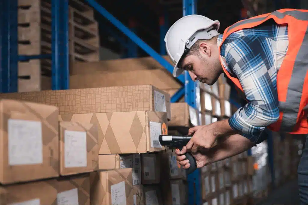 Employé d'entrepôt scannant le stock