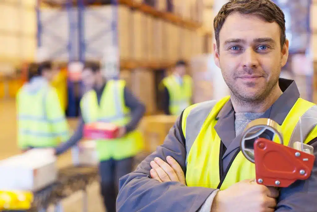 Employé d'entrepôt prêt à commencer les contrôles de stock