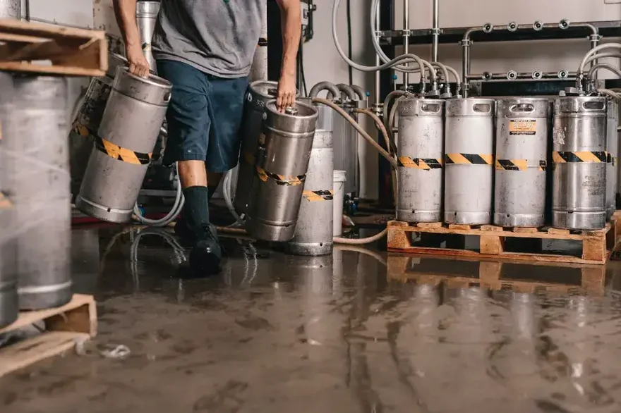 trabajando en cervecería