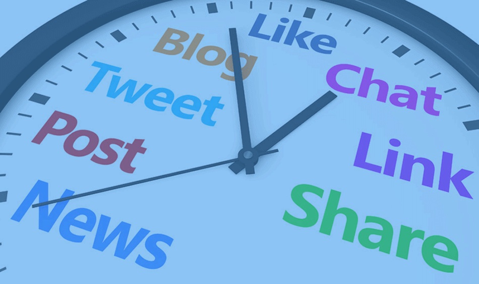 Un cadran d'horloge avec les numéros d'heure remplacés par des termes de médias sociaux tels que News, Post, Tweet, Blog, Like, Chat, Link et Share.