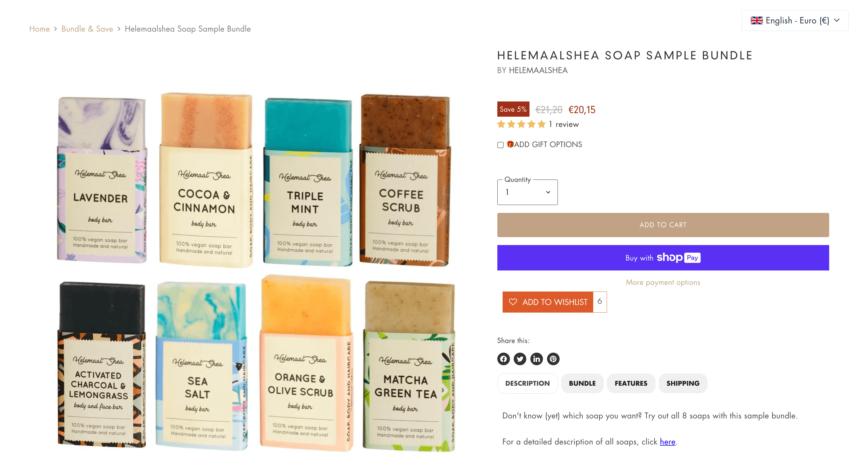 Una captura de pantalla de la página del producto Plastic Free Amsterdam para su paquete de muestra de jabón Helemaalshea. Hay 8 jabones perfumados diferentes y hay una insignia roja al lado del precio que dice Ahorre 5%. El precio original de 21,20€ está tachado y en rojo aparece un nuevo precio: 20,15€.