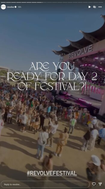 Coachella를 홍보하는 Revolve의 인스타그램 스토리에서는 축제 배경 이미지에 #revolvefestival이라는 해시태그를 사용합니다.