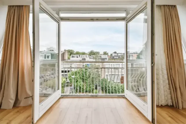 porte aperte che conducono al balcone