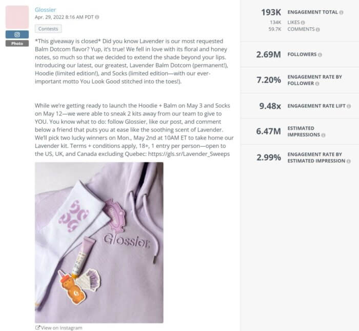 プレゼントを発表するグロッシアーの Instagram への投稿には、夢のようなラベンダーのパーカーとリップクリームと靴下の写真が含まれています。これらが限定版アイテムであるということは、これが実際に成功したソーシャル メディア エンゲージメント戦略であることを証明しています。