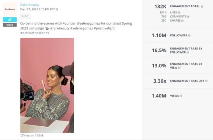 Selena Gomez führt Sie in diesem äußerst fesselnden TikTok-Video, das 181.000 Likes und 1,40 Millionen Aufrufe erhalten hat, hinter die Kulissen.