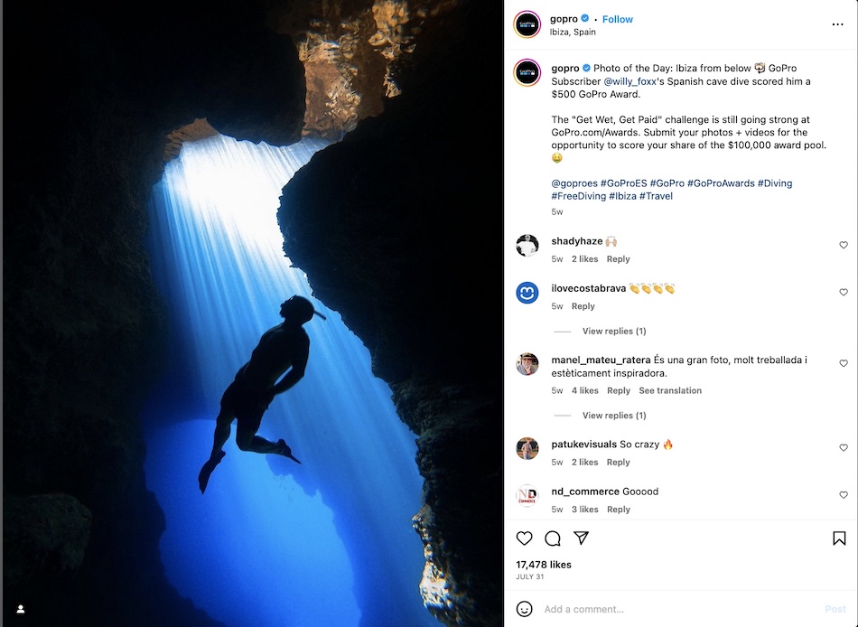 Una publicación de Instagram de GoPro muestra una hermosa foto de una figura nadando entre formaciones rocosas, con comentarios elogiosos en una columna a la derecha.