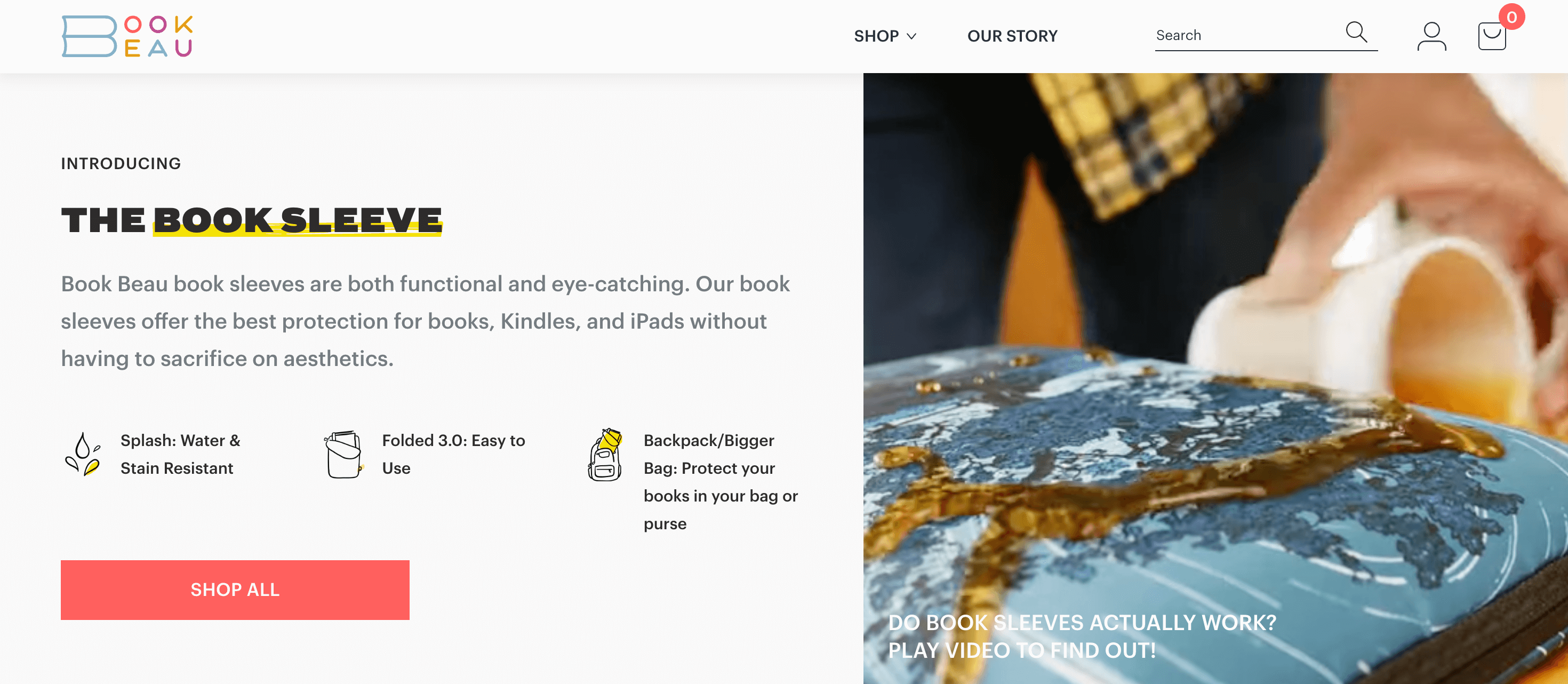 Ein Screenshot von der Homepage des Book Beau, der die schützende Buchhülle zeigt. Auf der Buchhülle ist ein Bild von verschüttetem Kaffee zu sehen, um zu zeigen, dass das Buch spritz-, wasser- und schmutzabweisend ist.