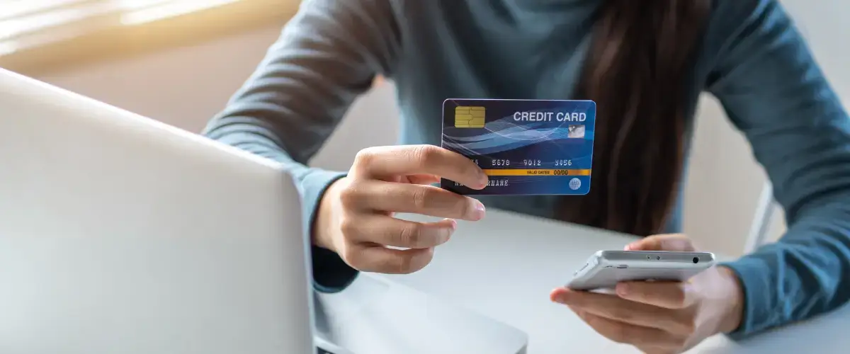 cliente che effettua pagamenti online con carta di credito