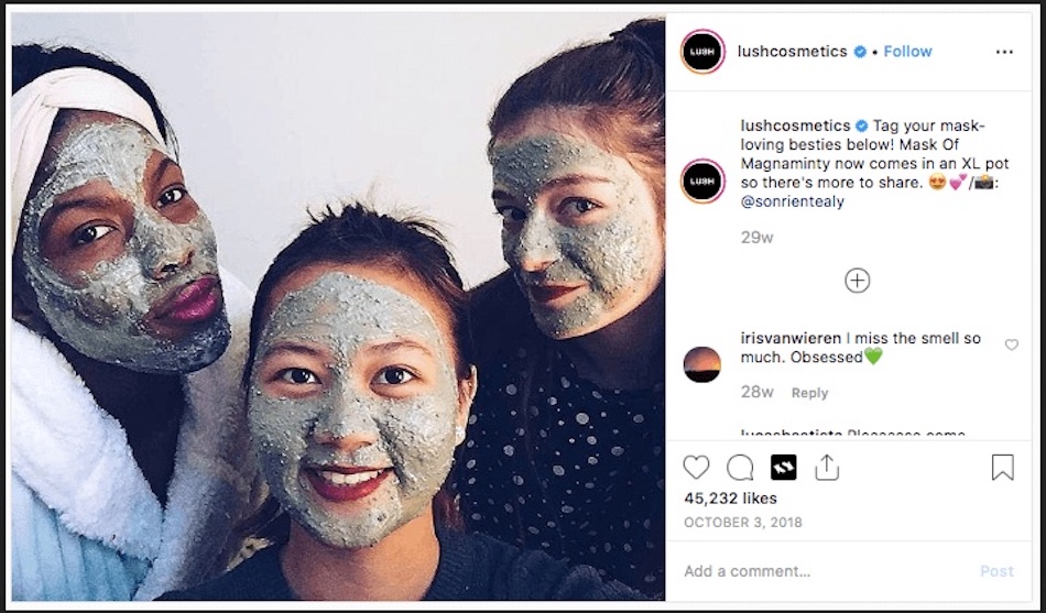 Lush Cosmetics 在品牌社区建设 Instagram 帖子中发布的一张照片中，三名戴着口罩的女性的照片。