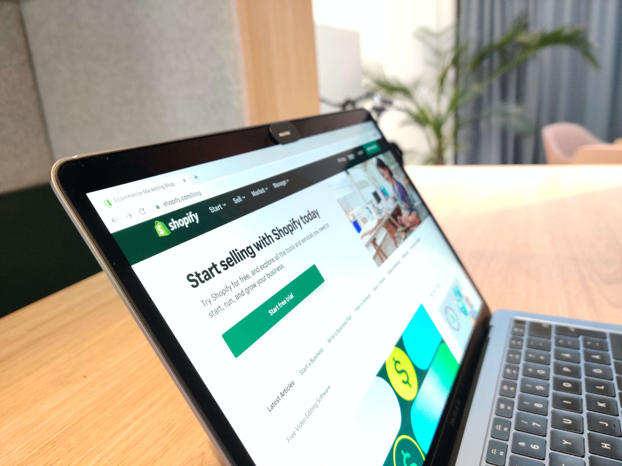 zbliżenie laptopa z otwartym blogiem Shopify