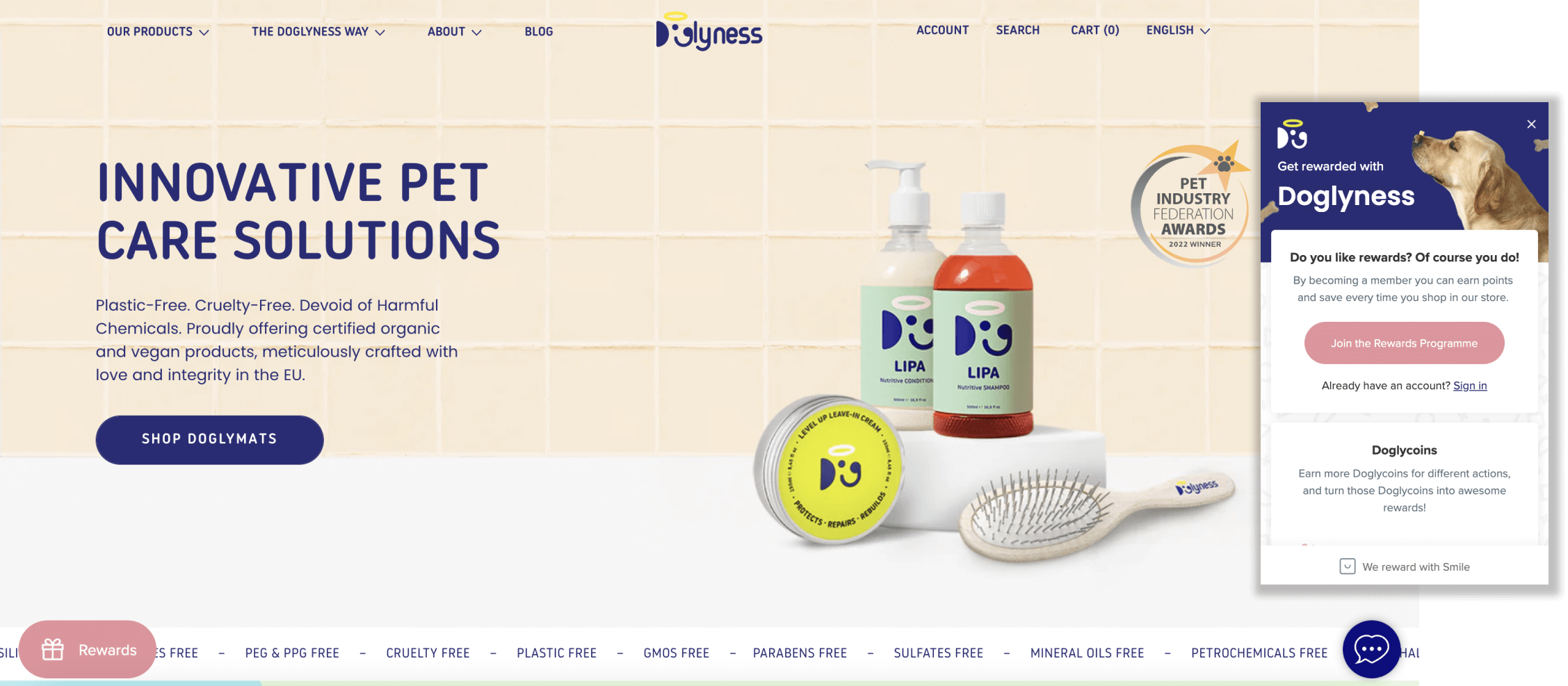 Uma captura de tela da página inicial da Dogylness mostrando imagens de seus produtos. Há também uma captura de tela do painel do programa de recompensas onde os clientes podem ganhar Doglycoins.