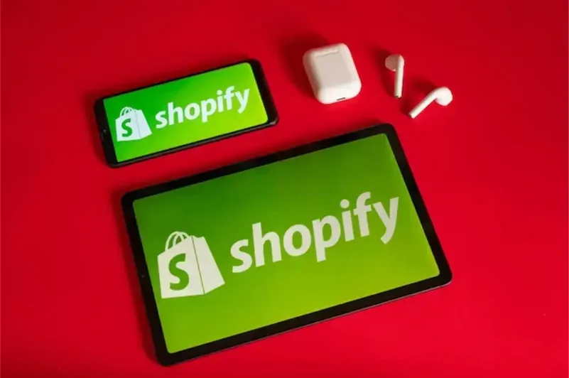 手机和平板电脑屏幕上的 shopify 徽标