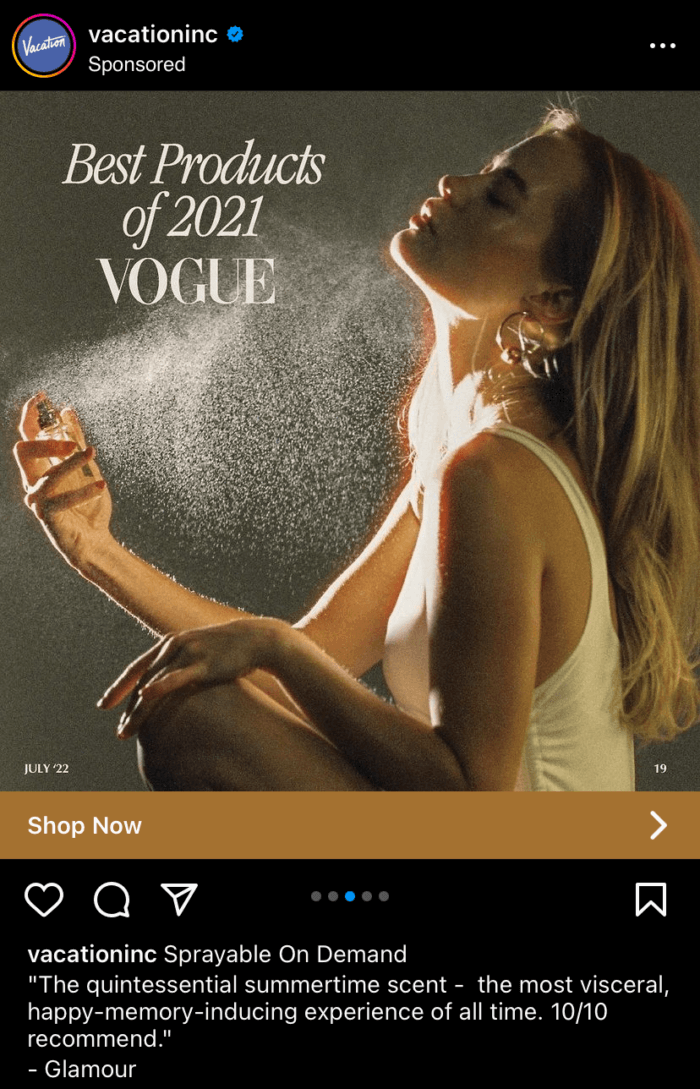 Une autre diapositive dans la publicité carrousel de Vacation qui montre une femme vaporisant du parfum sur elle et un texte indiquant « les meilleurs produits de Vogue 2021 » qui démontre une preuve sociale.