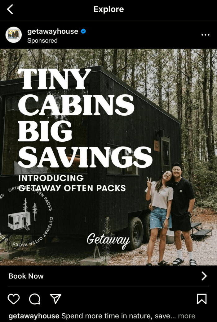 Une publicité Instagram pour Getaway House qui dit « Tiny Cabins Big Savings » sur une image de personnes à l'extérieur de l'une des cabines.